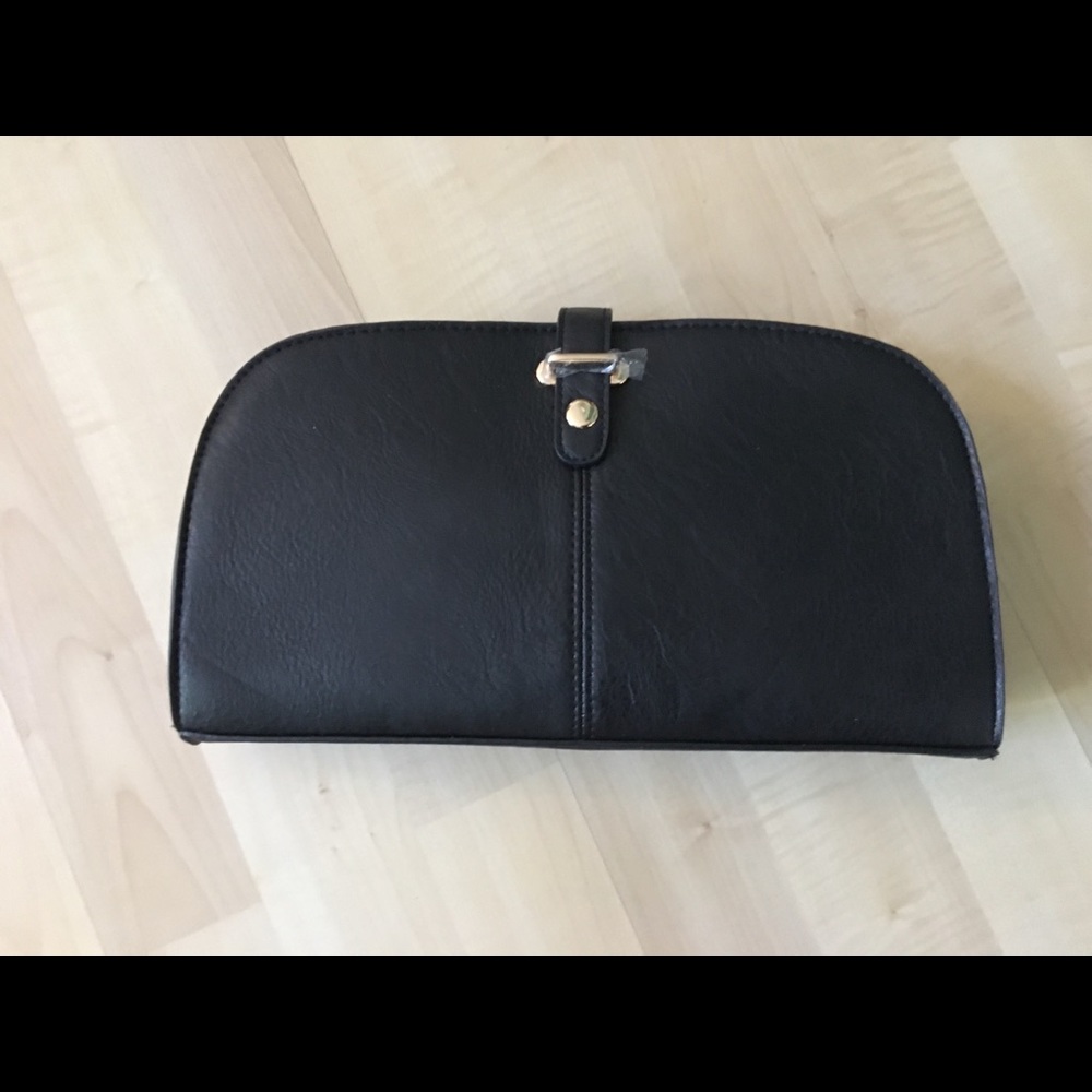 Black clutch